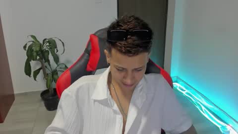 Snapshot of straight_boys_hornys chatting on 01-10-26, 12:45 straight_boys_hornys online show from 01-10-26, 12:45