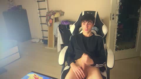 Snapshot of stralght_twinks chatting on 12-19-25, 01:40 Ray online show from 12-19-25, 01:40