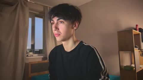 Snapshot of stralght_twinks chatting on 02-17-26, 03:29 Ray online show from 02-17-26, 03:29