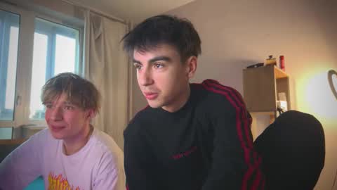 Snapshot of stralght_twinks chatting on 03-12-26, 03:29 Ray online show from 03-12-26, 03:29