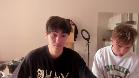 Snapshot of stralght_twinks chatting on 05-20-26, 01:06 Ray online show from 05-20-26, 01:06