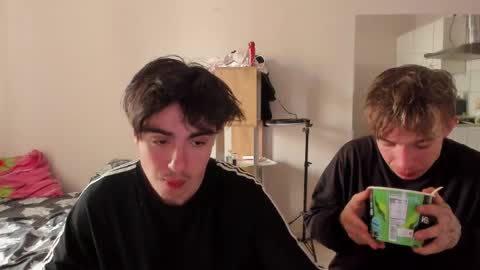 Snapshot of stralght_twinks chatting on 05-27-26, 12:13 Ray online show from 05-27-26, 12:13
