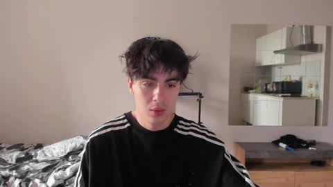 Snapshot of stralght_twinks chatting on 05-28-26, 04:32 Ray online show from 05-28-26, 04:32