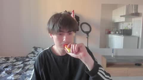 Snapshot of stralght_twinks chatting on 06-05-26, 02:18 Ray online show from 06-05-26, 02:18