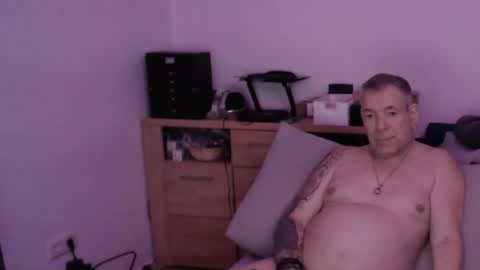 Snapshot of stranger1966 chatting on 02-10-26, 09:30 Stranger online show from 02-10-26, 09:30