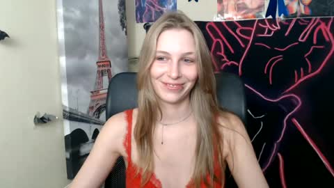 Snapshot of stranger_giirl chatting on 06-18-26, 12:09 Amalia online show from 06-18-26, 12:09