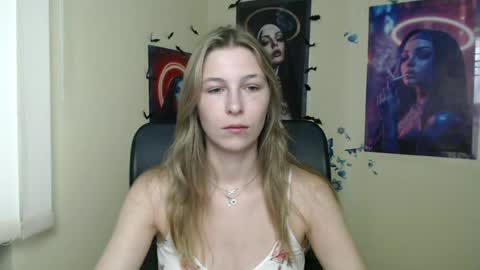 Snapshot of stranger_giirl chatting on 06-23-26, 06:11 Amalia online show from 06-23-26, 06:11