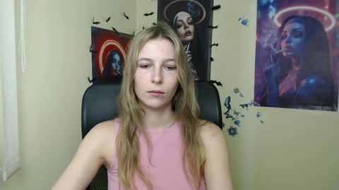 Snapshot of stranger_giirl chatting on 06-26-26, 06:29 Amalia online show from 06-26-26, 06:29