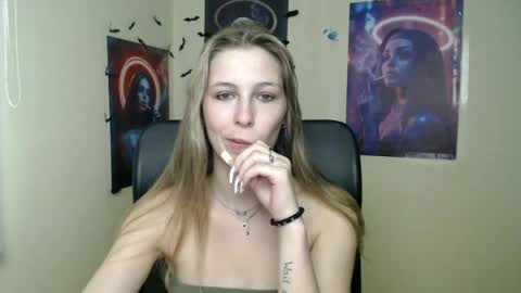 Snapshot of stranger_giirl chatting on 07-08-26, 05:45 Amalia online show from 07-08-26, 05:45