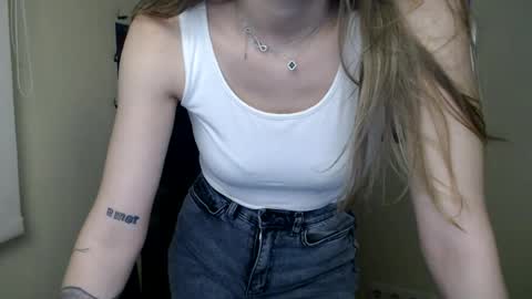 Snapshot of stranger_giirl chatting on 07-28-26, 11:17 Amalia online show from 07-28-26, 11:17