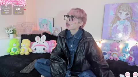 strawberry_kitty_ online show from 12-22-25, 03:47