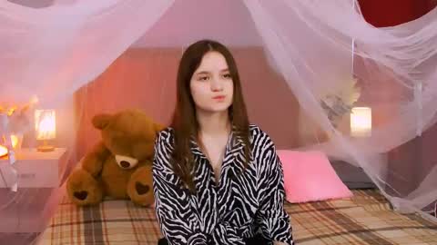 Snapshot of strawbunnybite chatting on 06-04-26, 02:45 Bunny online show from 06-04-26, 02:45