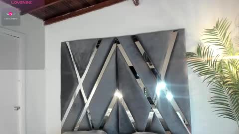 Snapshot of strong_girl_ chatting on 12-19-25, 10:44 Alexa online show from 12-19-25, 10:44