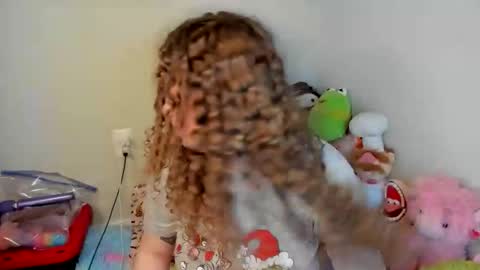 Snapshot of strwbby chatting on 12-04-25, 02:43 Strwbby online show from 12-04-25, 02:43