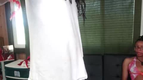 Snapshot of studiowahines chatting on 12-20-25, 10:39 StudioWahines online show from 12-20-25, 10:39