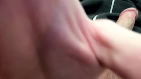 Snapshot of su1t chatting on 12-16-25, 09:14 su1t online show from 12-16-25, 09:14