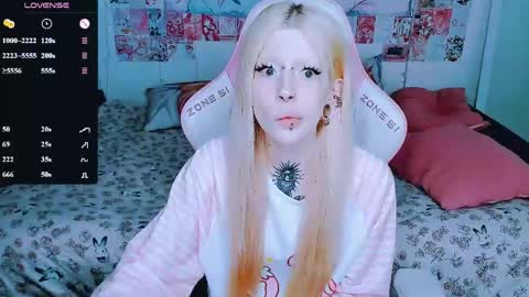 Snapshot of succubus_leslie chatting on 06-09-26, 03:01 succubus_leslie online show from 06-09-26, 03:01
