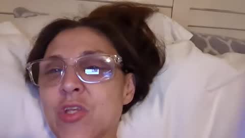 Snapshot of suga2023 chatting on 12-20-25, 09:27 suga2023 online show from 12-20-25, 09:27