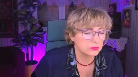 Vivien online show from 09-11-25, 01:11