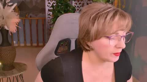 Snapshot of sugarvi chatting on 11-27-25, 01:24 Vivien online show from 11-27-25, 01:24