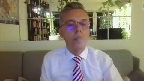 Snapshot of suit_elegant chatting on 09-08-25, 07:35 Suit tie horny online show from 09-08-25, 07:35