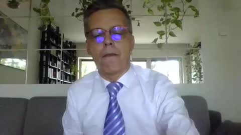 Snapshot of suit_elegant chatting on 09-13-25, 03:23 Suit tie horny online show from 09-13-25, 03:23