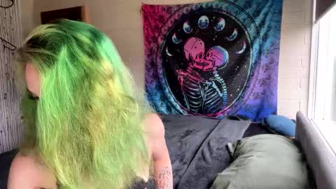 Snapshot of summer96o chatting on 03-06-25, 12:43 Summer online show from 03-06-25, 12:43