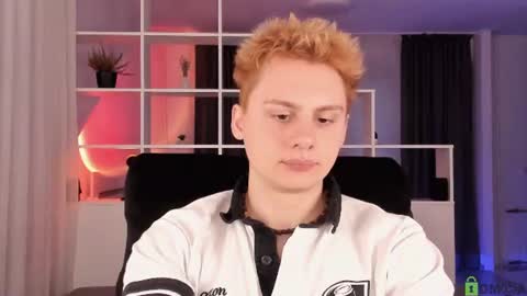 Snapshot of sunburn_boy chatting on 07-18-26, 06:01 Emilio online show from 07-18-26, 06:01