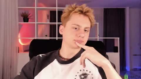 Snapshot of sunburn_boy chatting on 08-06-26, 05:37 Emilio online show from 08-06-26, 05:37