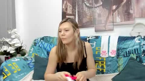 Snapshot of sunny__sammy chatting on 10-12-25, 01:04 Sammy online show from 10-12-25, 01:04