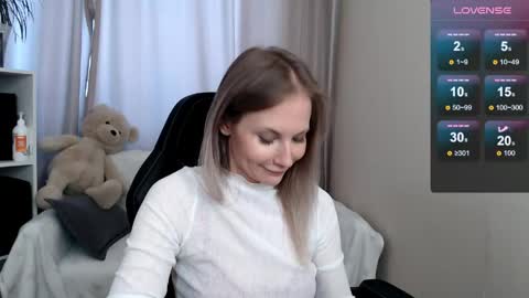 Snapshot of sunny_bunny6 chatting on 05-25-26, 05:13 Naomi online show from 05-25-26, 05:13