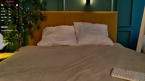 Snapshot of sunnyrisha chatting on 10-18-25, 05:21 Risha online show from 10-18-25, 05:21