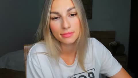 Snapshot of sunsetwithava chatting on 09-18-25, 05:42 sunsetwithava online show from 09-18-25, 05:42