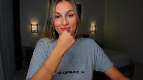 Snapshot of sunsetwithava chatting on 10-21-25, 12:39 sunsetwithava online show from 10-21-25, 12:39