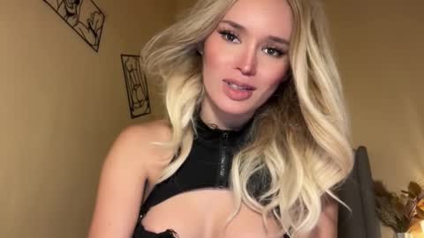 Mia online show from 11-25-25, 02:33