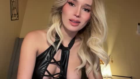 Mia online show from 11-27-25, 07:38