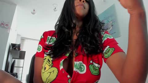 Snapshot of susanrhodes chatting on 12-18-24, 04:17 Andrea - Migue online show from 12-18-24, 04:17