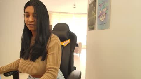 Snapshot of susanrhodes chatting on 02-16-25, 03:59 Andrea - Migue online show from 02-16-25, 03:59