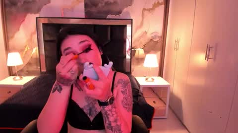 susanvilla online show from 11-18-25, 07:51