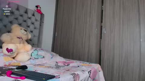 Snapshot of sussidream chatting on 10-17-25, 10:23 Andrea online show from 10-17-25, 10:23