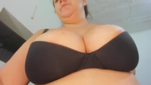 Snapshot of susy_bigboobss chatting on 05-20-26, 11:00 susy bigboobss online show from 05-20-26, 11:00