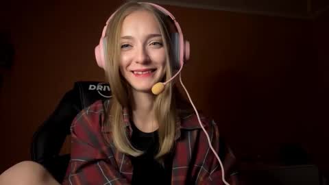 Snapshot of susyschuerholz chatting on 10-08-25, 02:14 Jessica online show from 10-08-25, 02:14