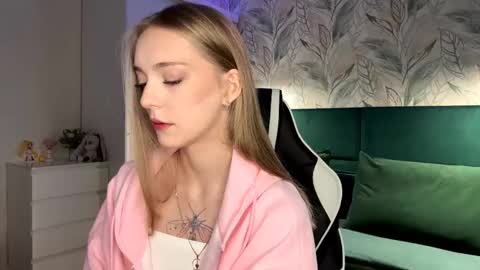 Snapshot of susyschuerholz chatting on 10-28-25, 04:20 Jessica online show from 10-28-25, 04:20