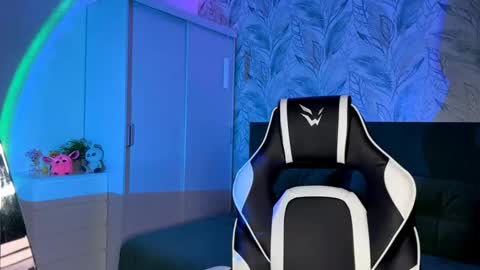 Snapshot of susyschuerholz chatting on 11-12-25, 05:24 Jessica online show from 11-12-25, 05:24