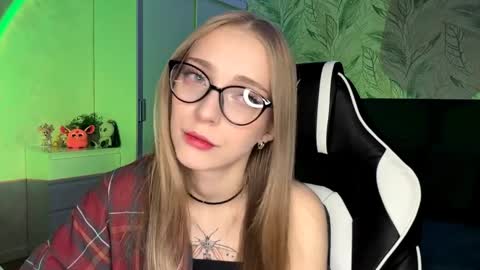 Snapshot of susyschuerholz chatting on 11-15-25, 05:09 Jessica online show from 11-15-25, 05:09