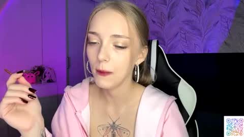 Snapshot of susyschuerholz chatting on 11-21-25, 05:11 Jessica online show from 11-21-25, 05:11