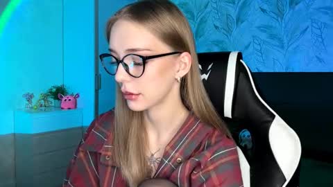 Snapshot of susyschuerholz chatting on 11-23-25, 05:24 Jessica online show from 11-23-25, 05:24