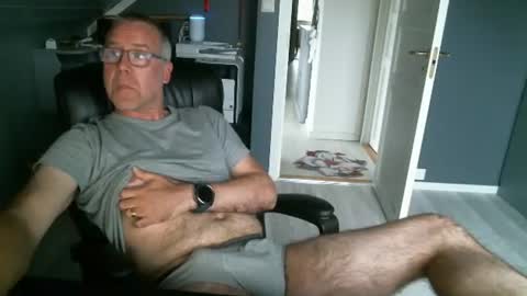 Snapshot of sverige1980 chatting on 07-21-26, 04:20 Tom online show from 07-21-26, 04:20