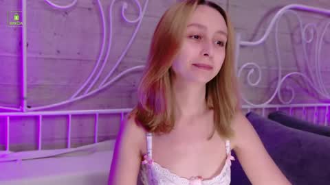 Snapshot of sweatee_fluff chatting on 05-31-26, 04:03 RACHEL online show from 05-31-26, 04:03