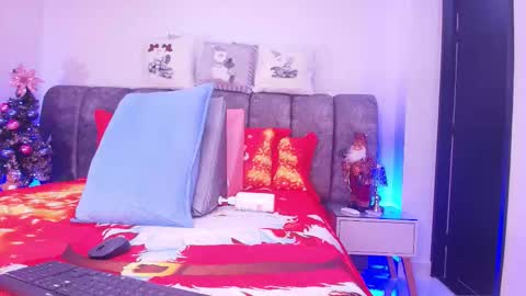 Snapshot of sweegirl_ chatting on 12-19-25, 12:01 Debora online show from 12-19-25, 12:01